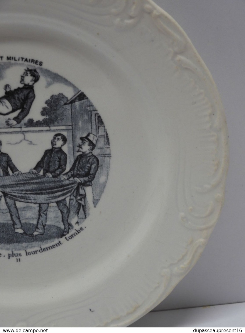 *PETITE ASSIETTE PARLANTE PORCELAINE OPAQUE de GIEN PROVERBES & MILITAIRES   E