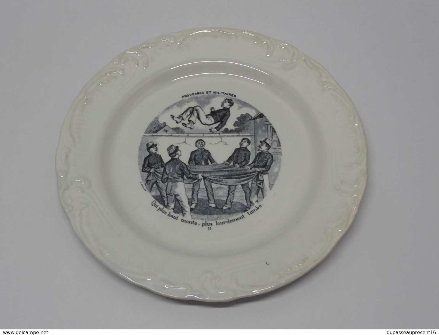 *PETITE ASSIETTE PARLANTE PORCELAINE OPAQUE de GIEN PROVERBES & MILITAIRES   E