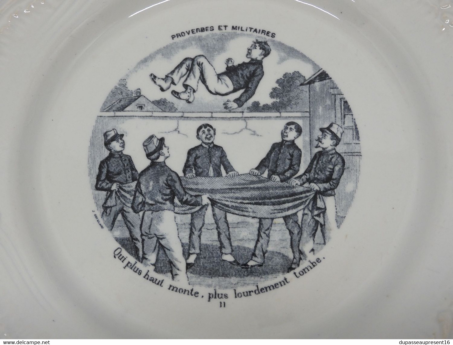 *PETITE ASSIETTE PARLANTE PORCELAINE OPAQUE de GIEN PROVERBES & MILITAIRES   E