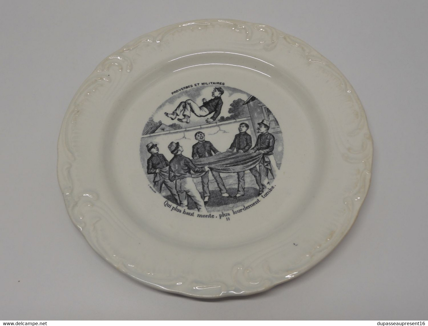 *PETITE ASSIETTE PARLANTE PORCELAINE OPAQUE de GIEN PROVERBES & MILITAIRES   E