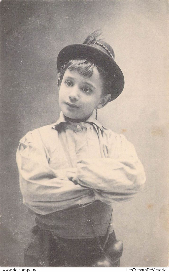 CPA - ENFANT - Tyrolien En Costume Les Bras Croisés - Chapeau à Plume - Dos Non Divisé - Portraits