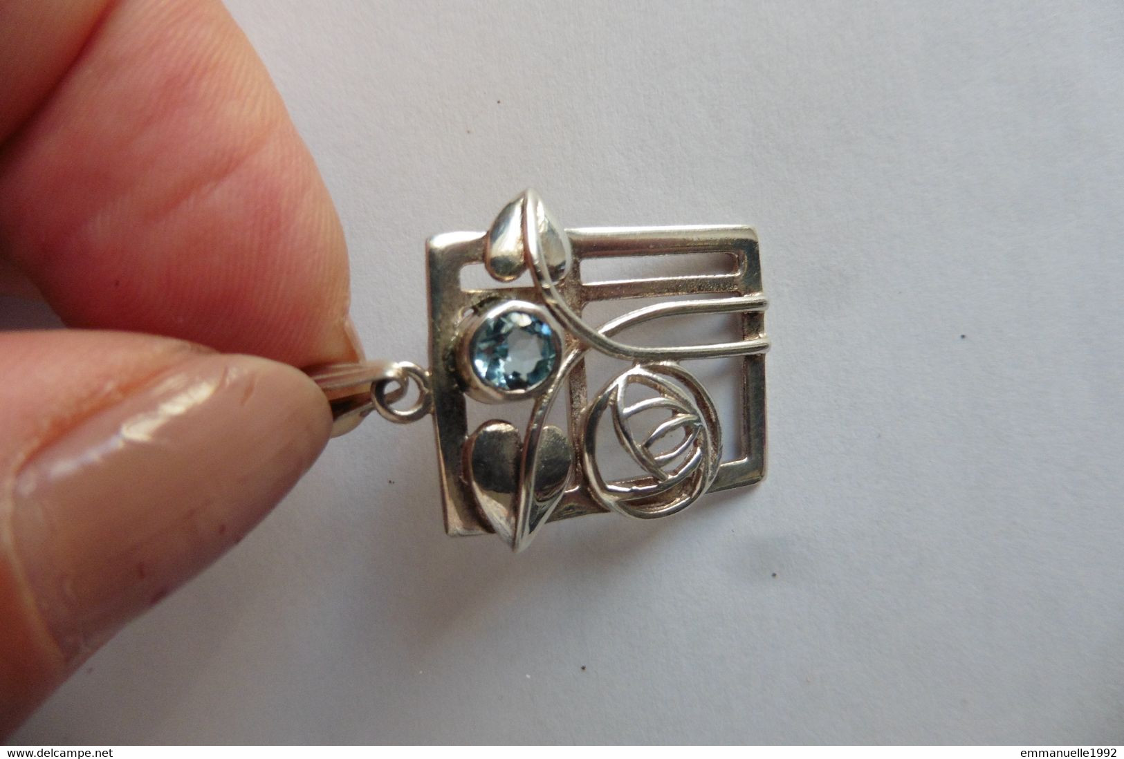 Neuf - Pendentif En Argent Art Nouveau Mackintosh Ciselé D'une Rose Serti Topaze Bleue Véritable - Hangers