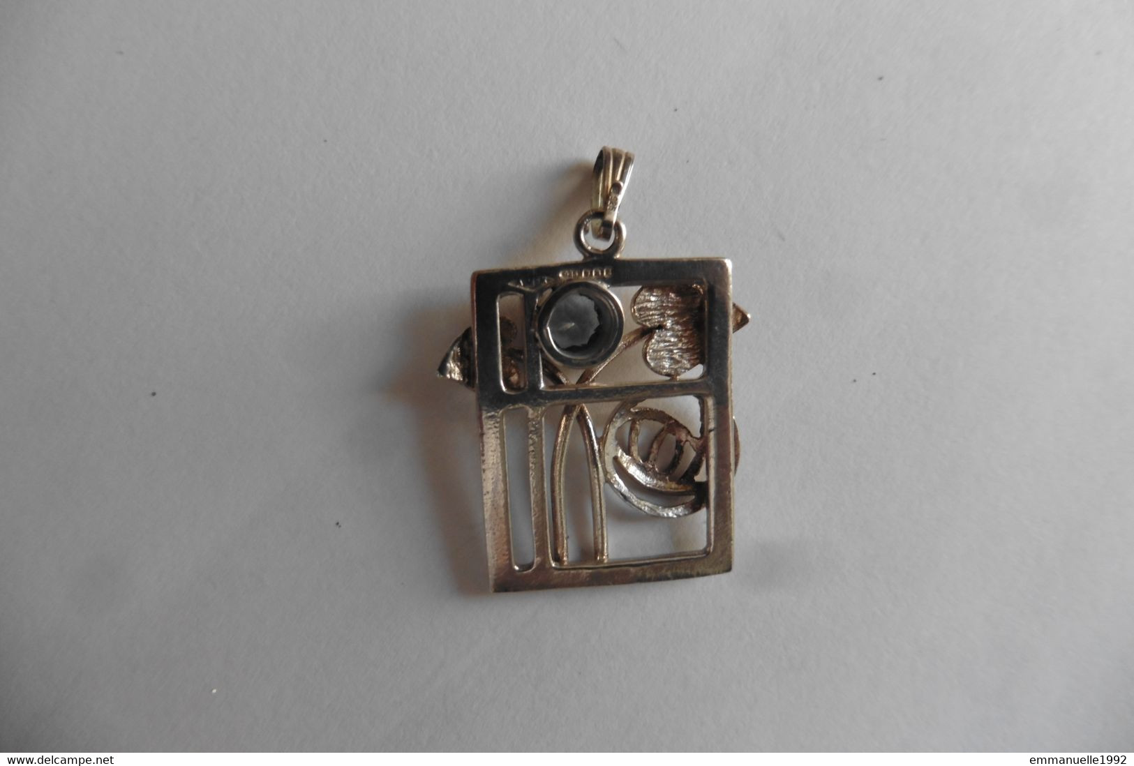 Neuf - Pendentif en argent Art Nouveau Mackintosh ciselé d'une rose serti topaze bleue véritable