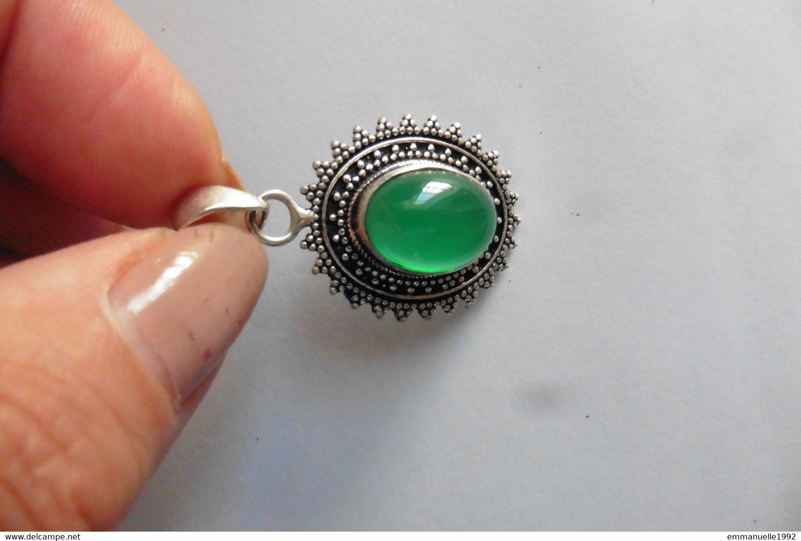 Neuf - Pendentif ovale en argent 925 ciselé serti d'une pierre en cabochon en onyx vert