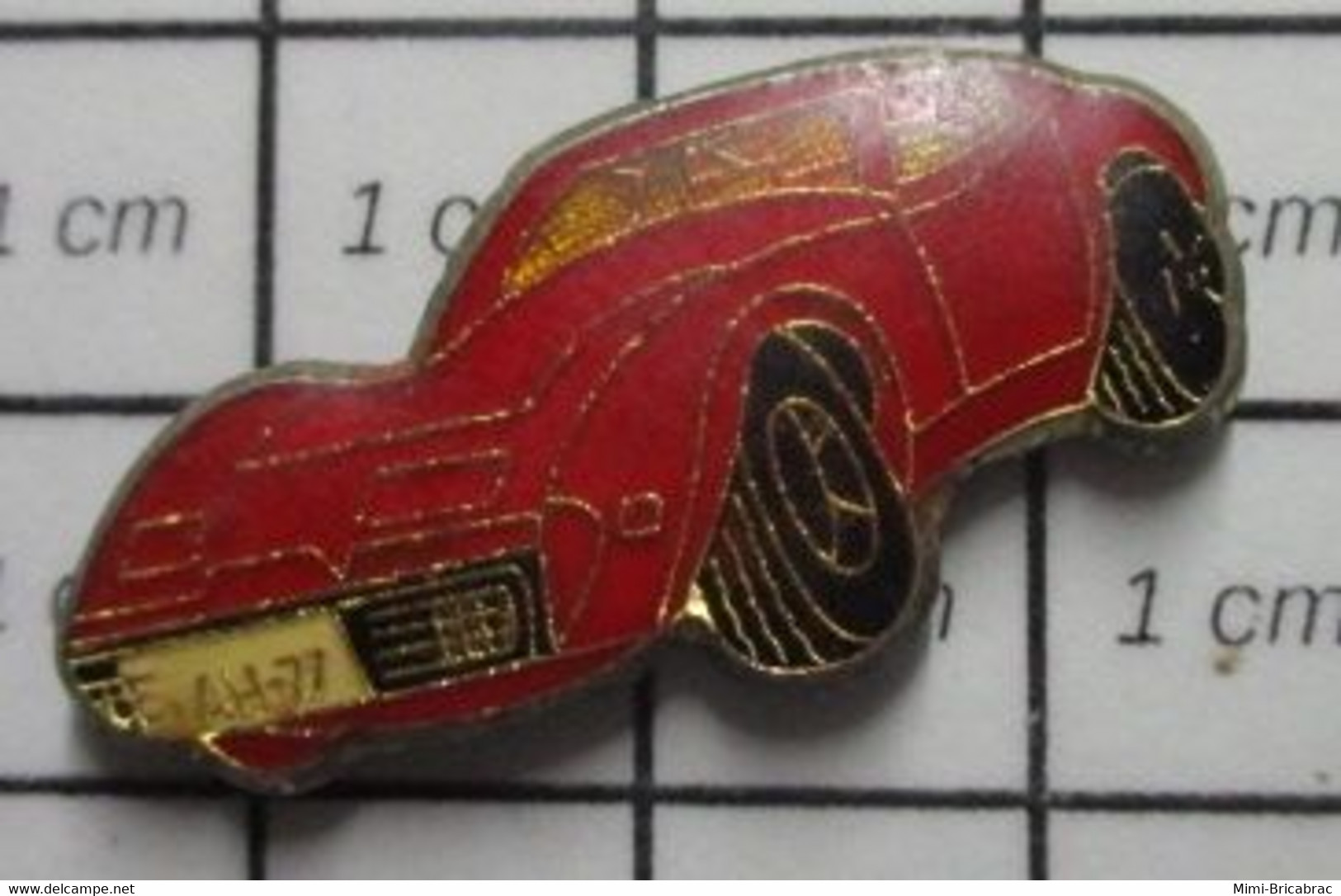 1521 Pin's Pins / Beau Et Rare / THEME : AUTOMOBILES / CORVETTE ROUGE IMMATRICULEE AH-77 - Corvette