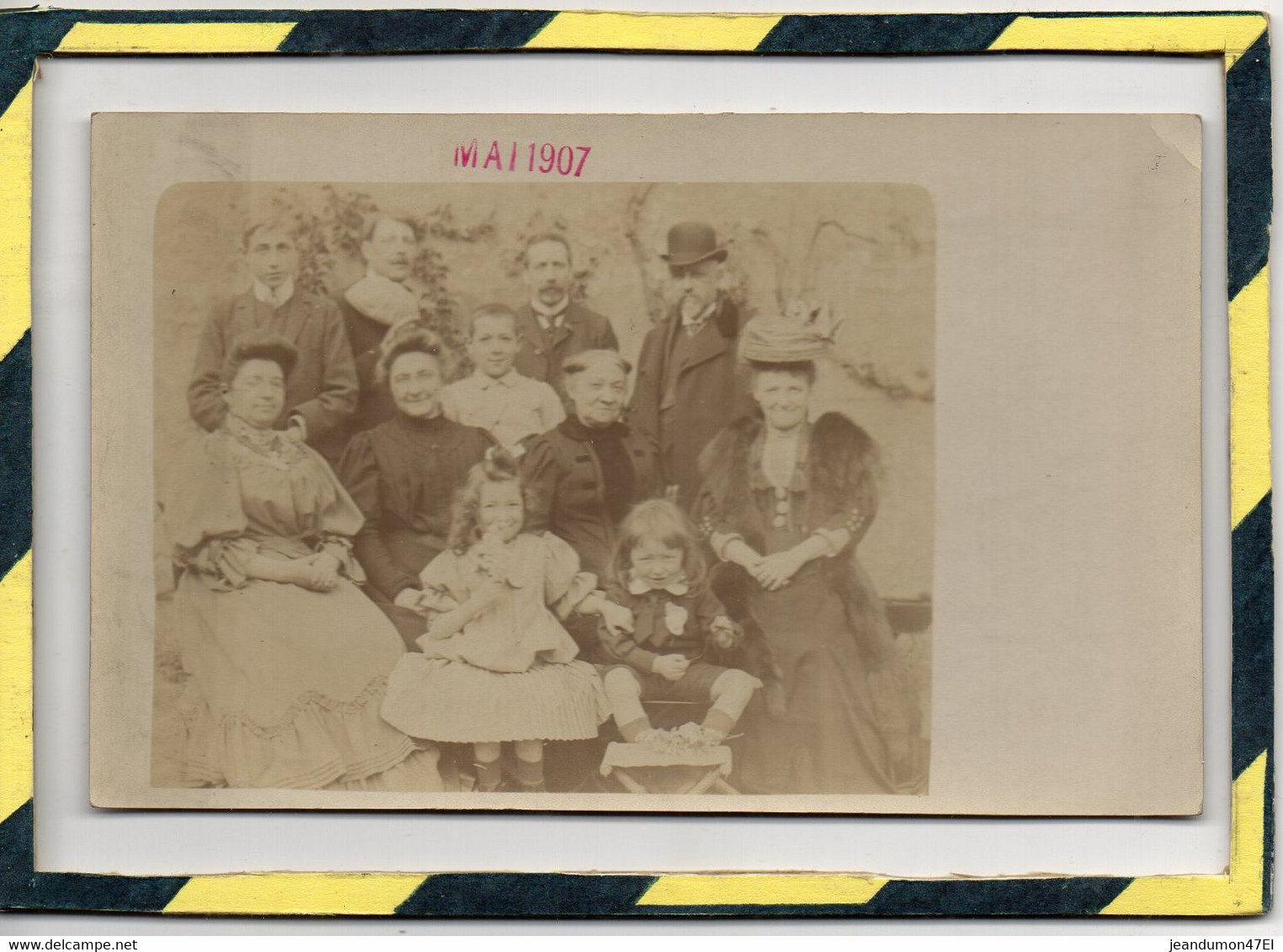 VERITABLE CARTE-PHOTO . - . FAMILLE EN MAI 1907 - Genealogy