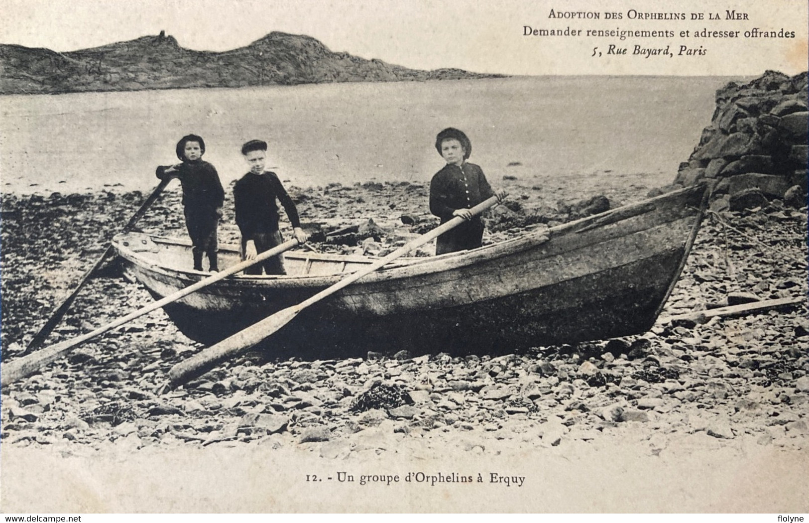 Erquy - Un Groupe D’orphelins Dans Un Bateau Sur La Plage - Adoption Des Orphelins De La Mer - Erquy