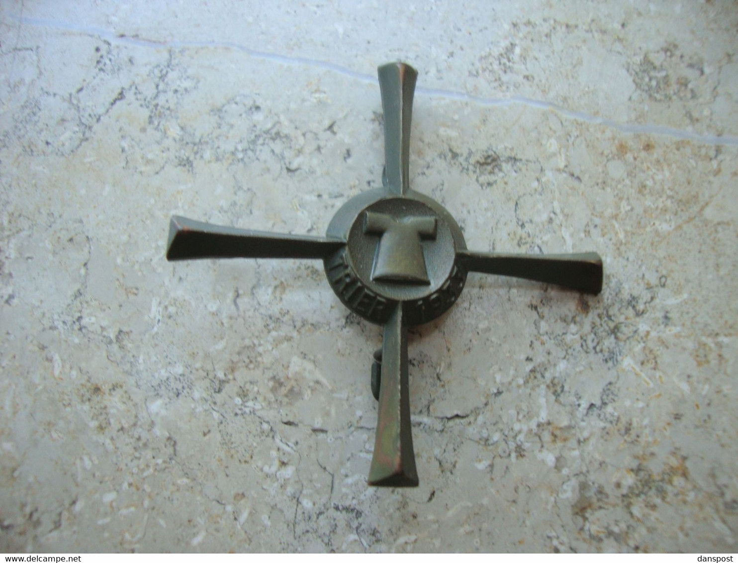 Kreuz Abzeichen Stadt Trier Kirchentag 1933 Anstecknadel Bronze Sehr Guter Zustand 4,5 Cm - Alemania