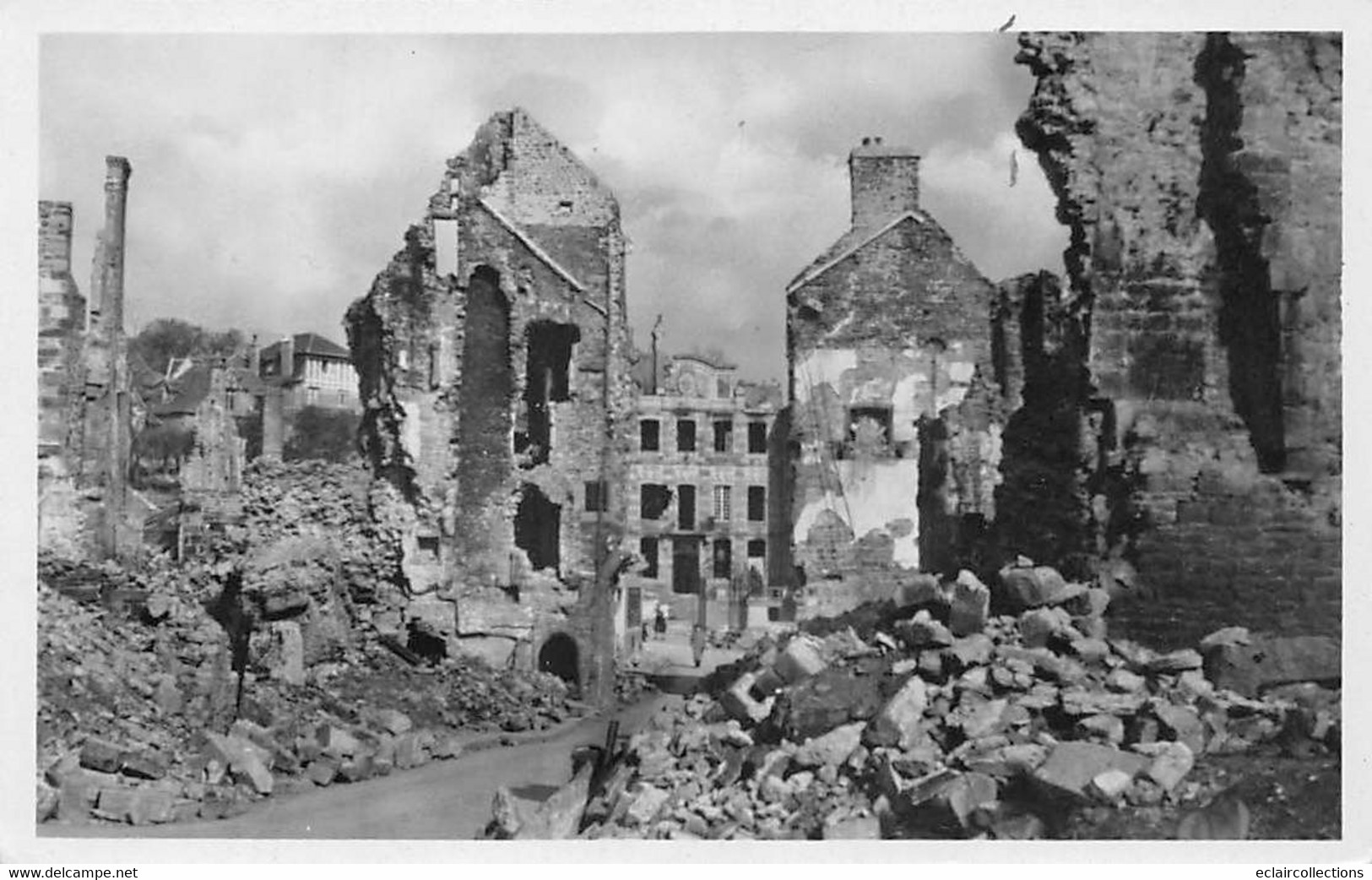 Vire         14       Guerre 39/45    Bombardement . Rue Chaussée. La Mairie      N° 17   (voir Scan) - Vire