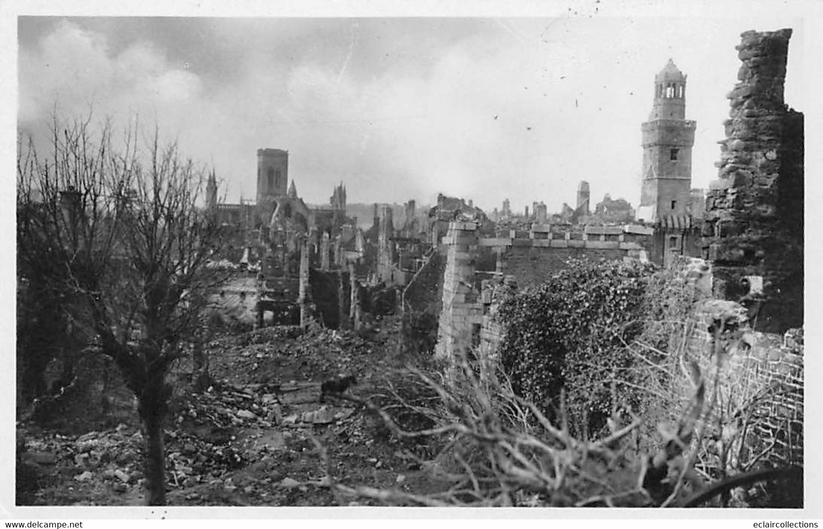 Vire         14       Guerre 39/45    Bombardement . Vue Générale       N° 1    (voir Scan) - Vire