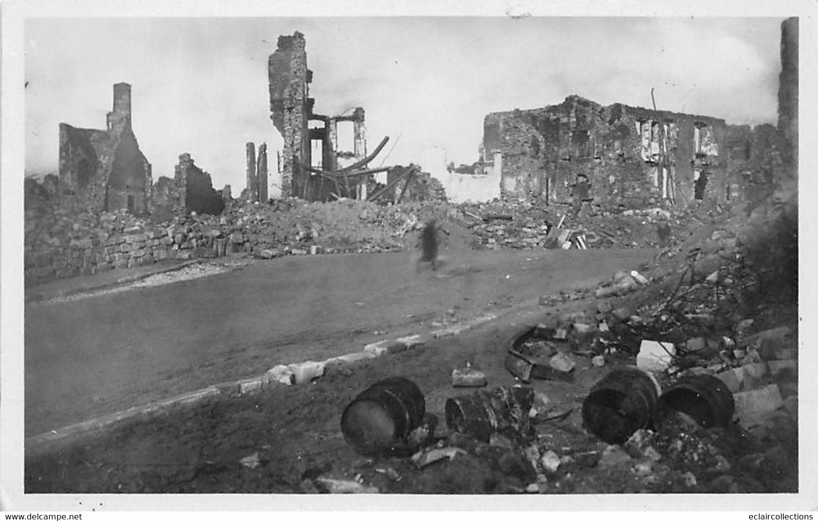 Vire         14       Guerre 39/45    Bombardement . Centre De La Ville     N° 10    (voir Scan) - Vire