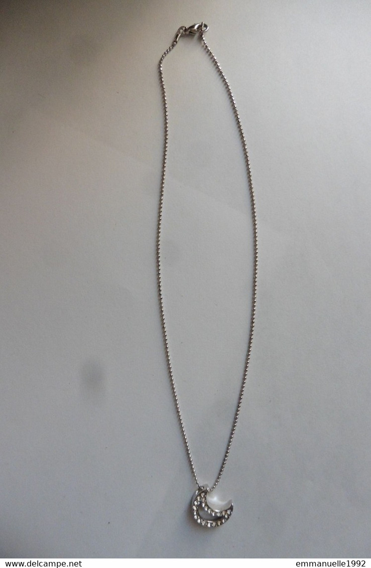 Neuf - Collier Chaîne Ras De Cou Argentée Et Pendentif Croissant De Lune En Strass Fantaisie - Halsketten