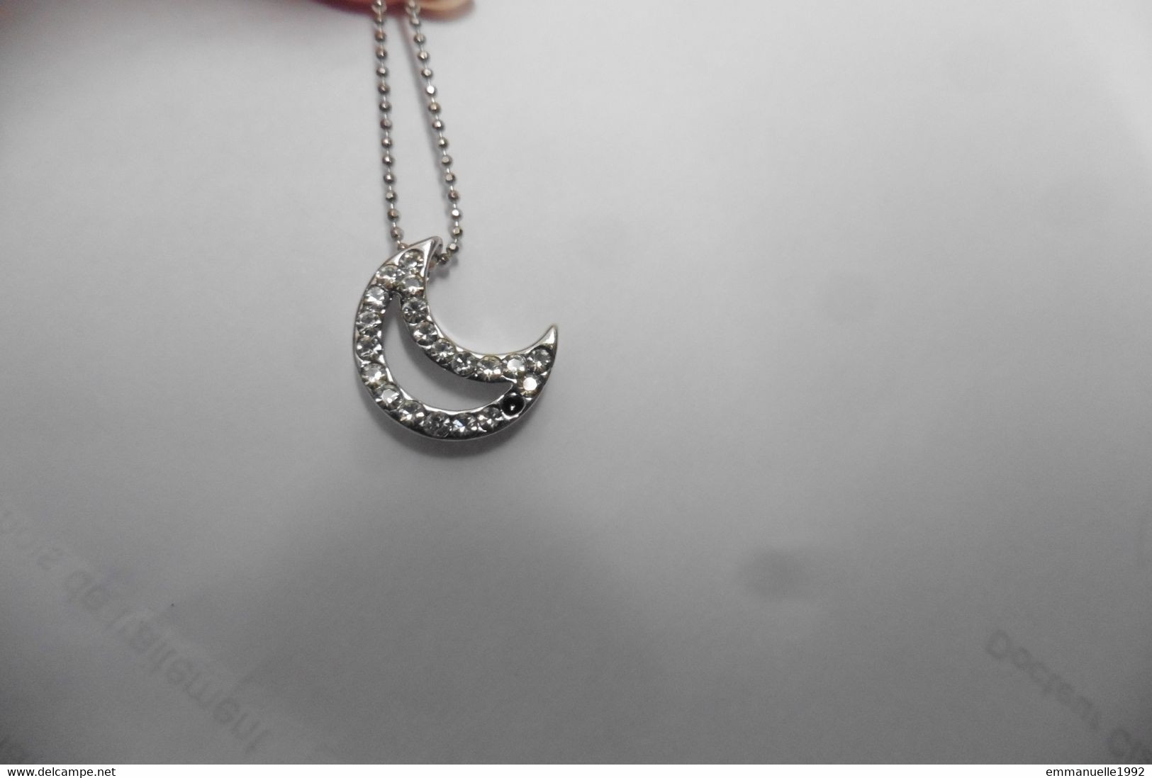 Neuf - Collier Chaîne Ras De Cou Argentée Et Pendentif Croissant De Lune En Strass Fantaisie - Colliers/Chaînes