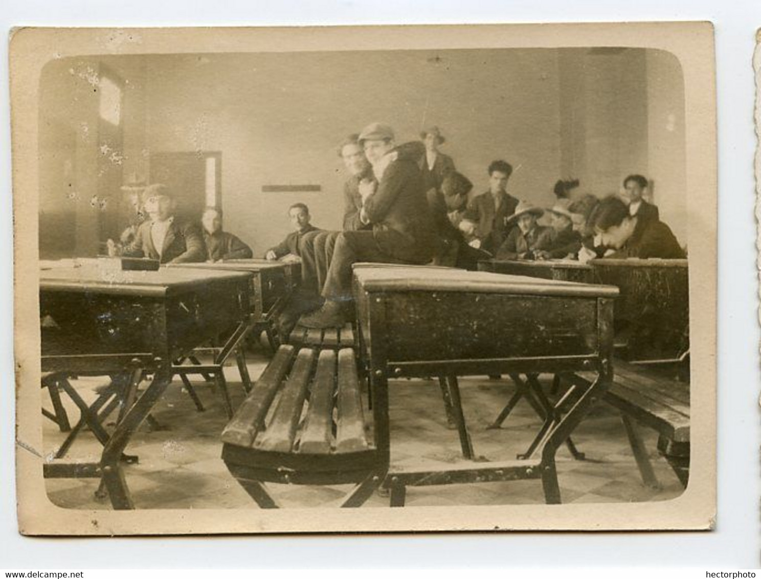 Snapshot Rare Salle De Classe Ecole Bureau Bois Pupitre Ecolier Lycée Teen Ado Homme Man - Anonieme Personen