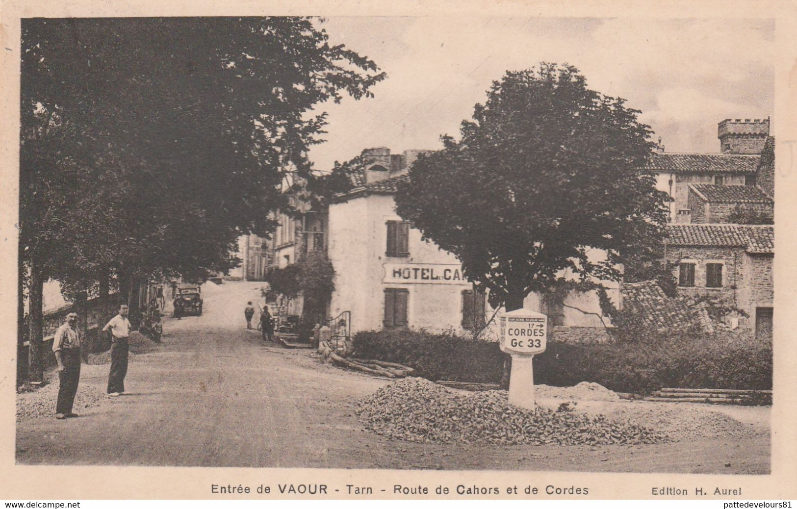 CPA (81) Entrée De  VAOUR Route De Cahors Et Cordes Borne Kilométrique Cubique "MICHELIN" Hôtel Et Café - Vaour