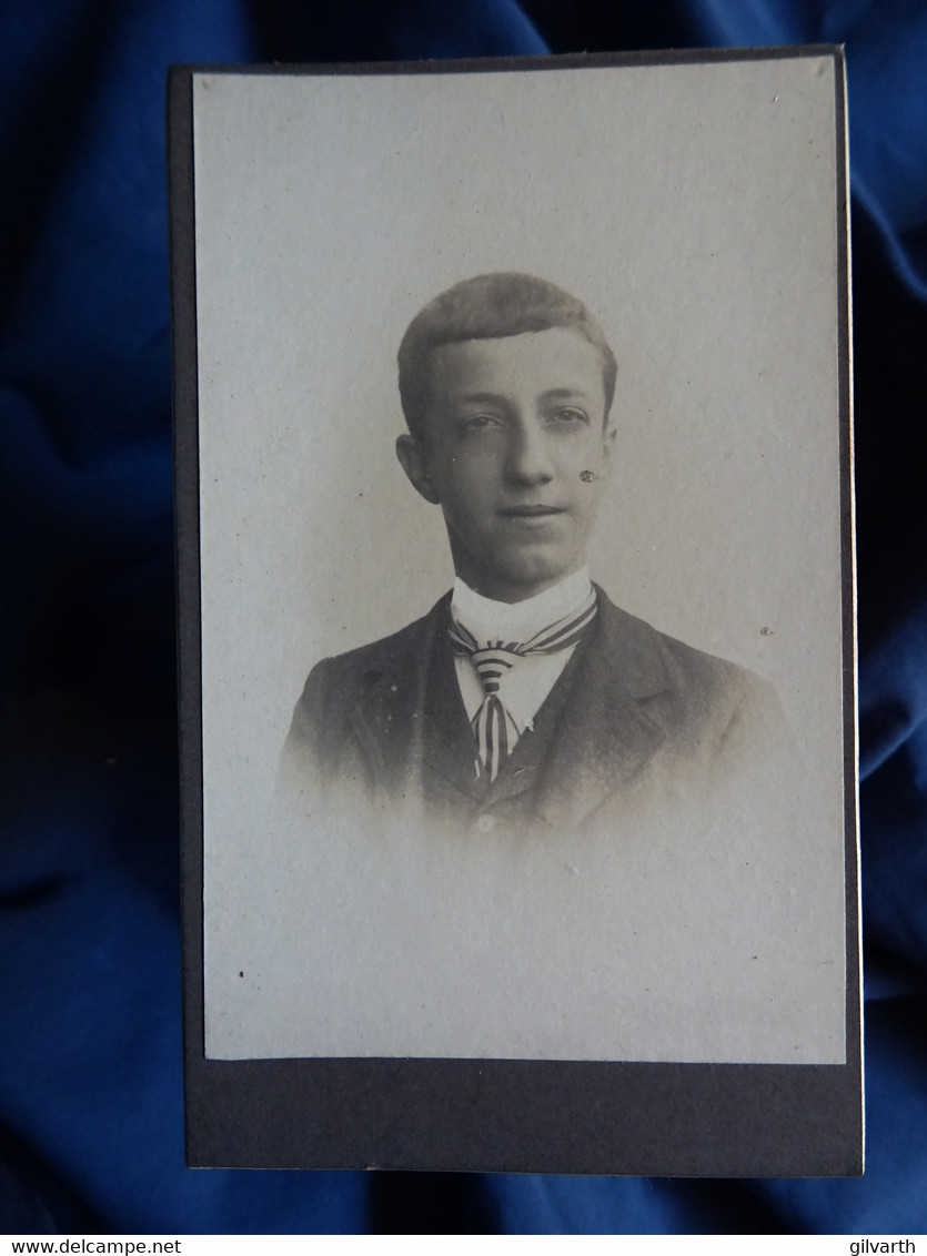 Photo CDV  Anonyme  Portrait Jeune Homme  Cravate Rayée  CA 1910 - L604J - Anonieme Personen