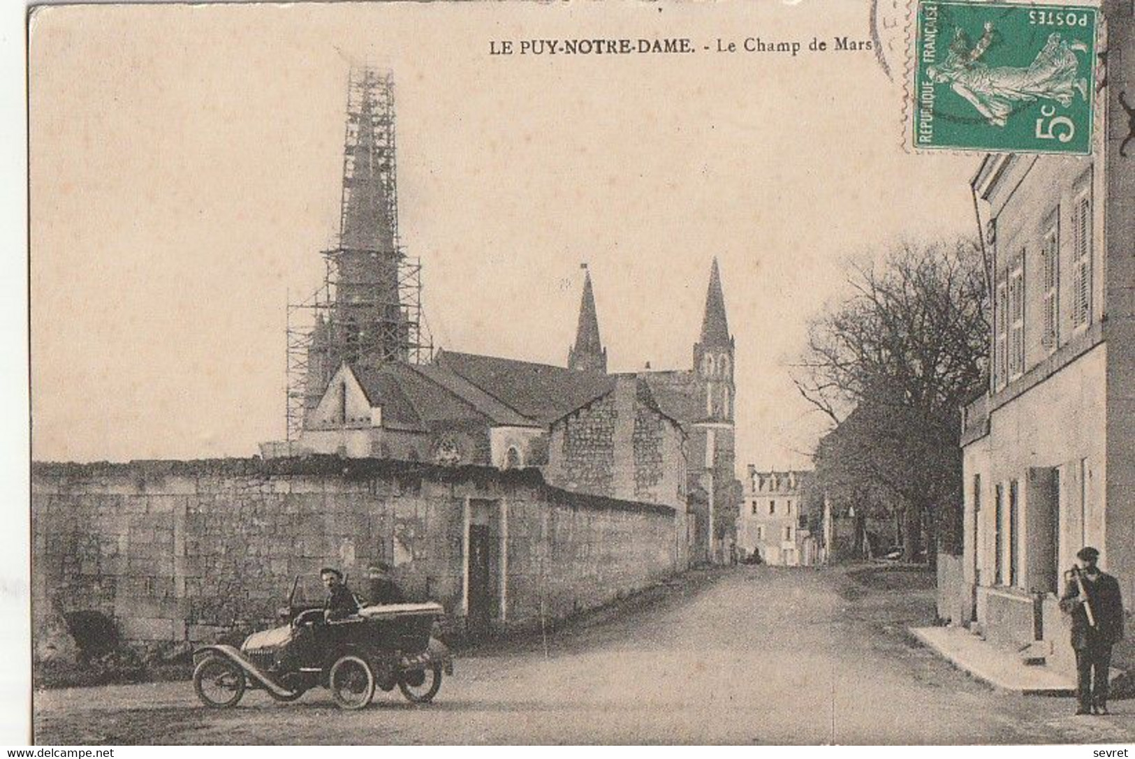 LE PUY NOTRE DAME. - Le Champ De Mars. Voiture Ancienne 1er Plan - Andere & Zonder Classificatie