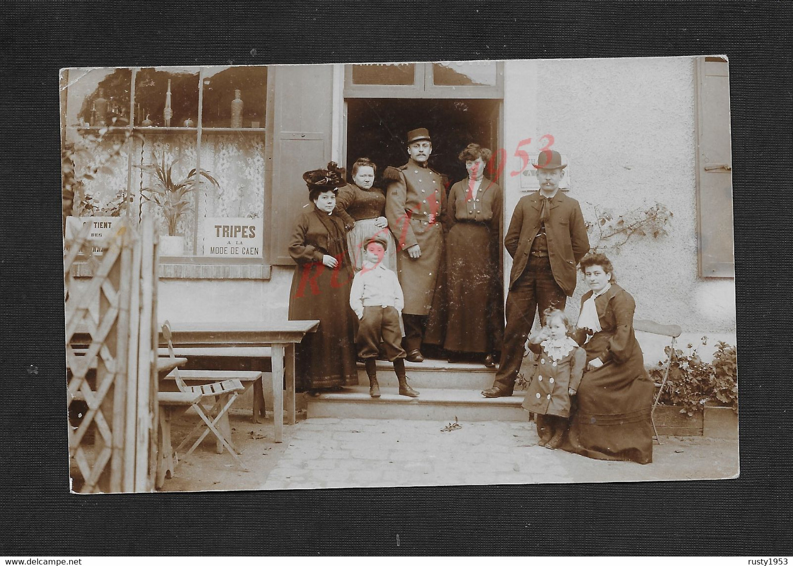 MILITARIA CARTE PHOTO MILITAIRE SOLDAT & PERSONNAGES ECRITEAU TRIPES A LA MODE DE CAEN POUR OB SOTTEVILLE LÈS ROUEN : - Restaurants