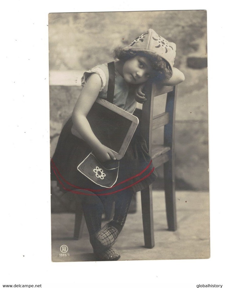 XA1022 JEUNE FILLE  FILLETTE , ENFANT, GIRL , FAMOUS GRETE REINWALD SISTER HANNI LAZY POSE, - Portraits