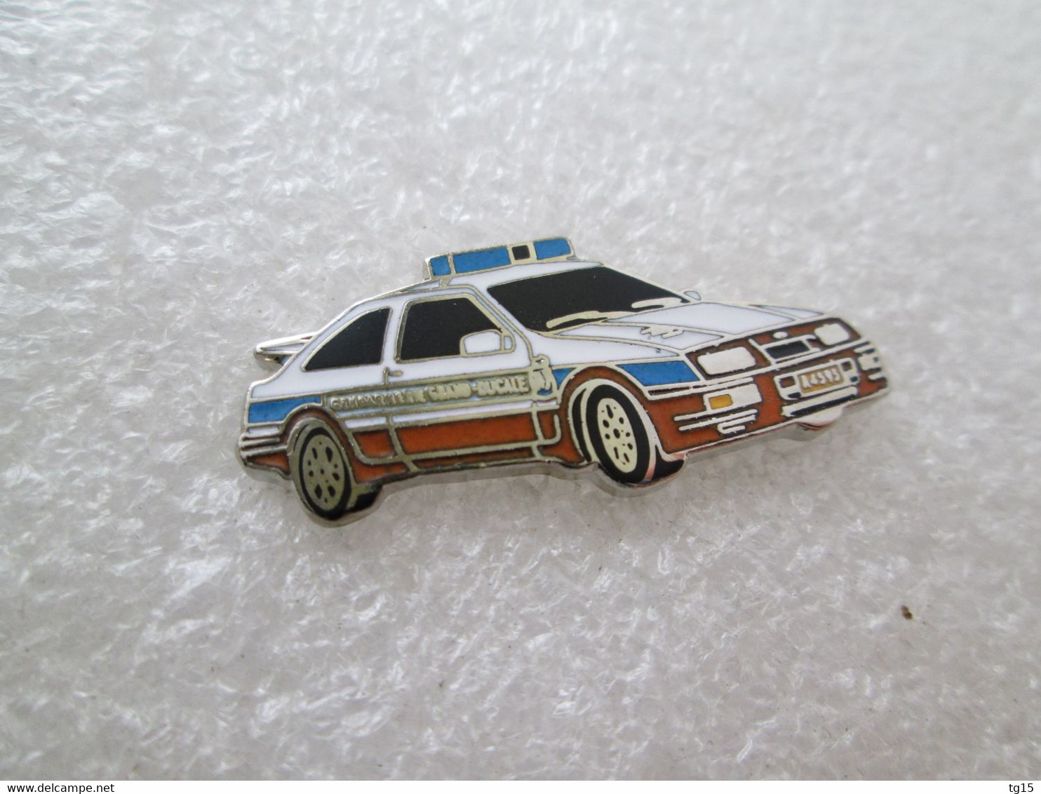 PIN'S    FORD  SIERRA  RS  COSWORTH    GENDARMERIE  LUXEMBOURG  Email Grand Feu  DEHA - Ford