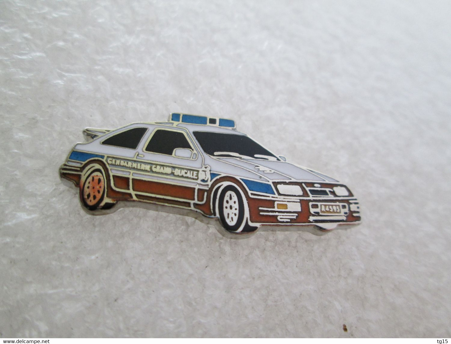 PIN'S    FORD  SIERRA  RS  COSWORTH    GENDARMERIE  LUXEMBOURG  Email Grand Feu  DEHA - Ford