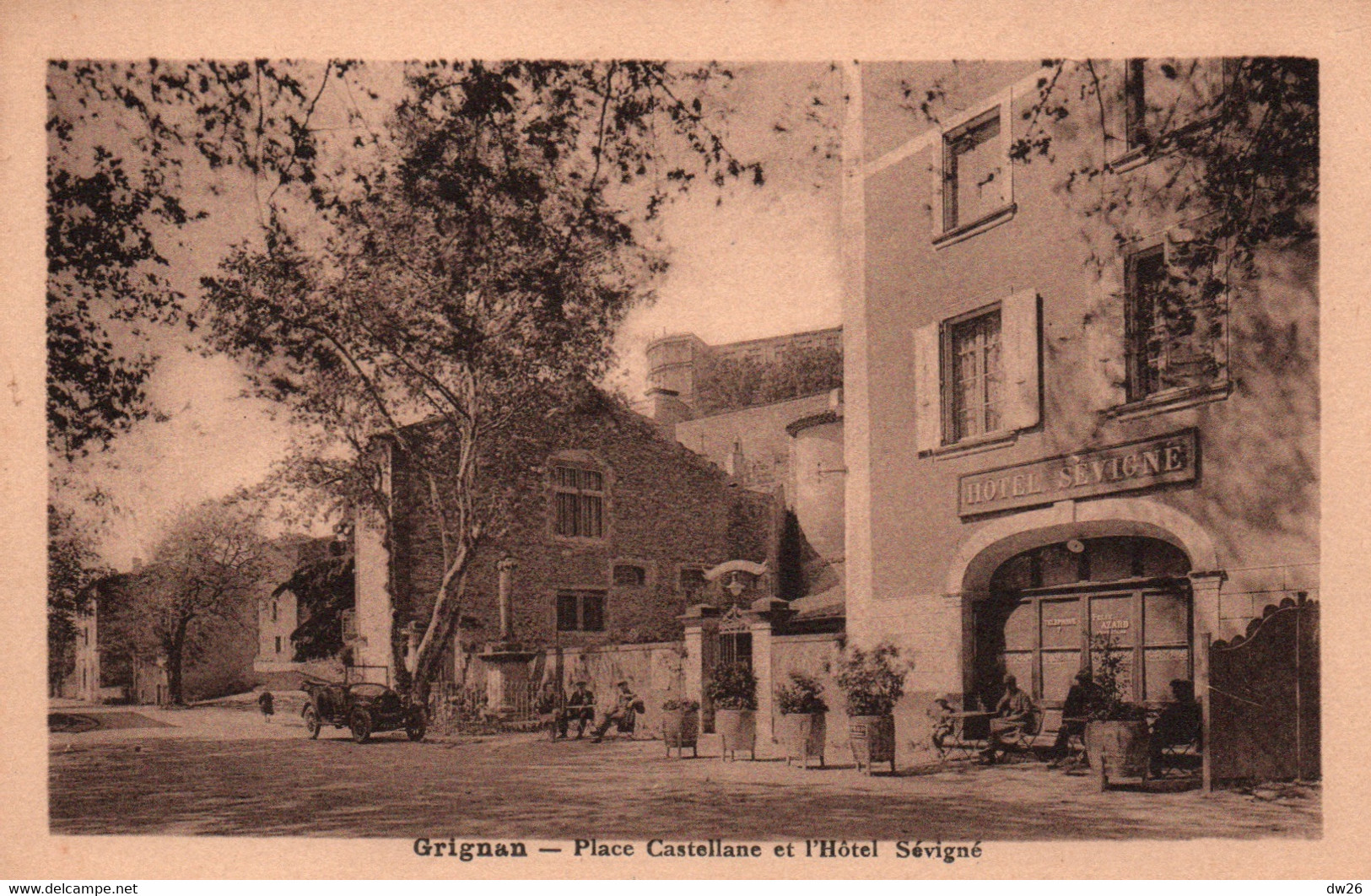 Grignan (Drôme) Place Castellane Et L'Hôtel Sévigné - Edition F. Azard - Carte Non Circulée - Grignan