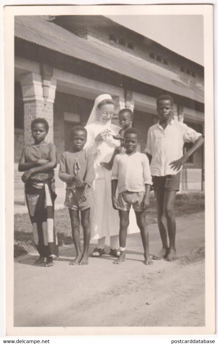 Nun With Some Boys - Congo - Photo - & Nun - Afrique