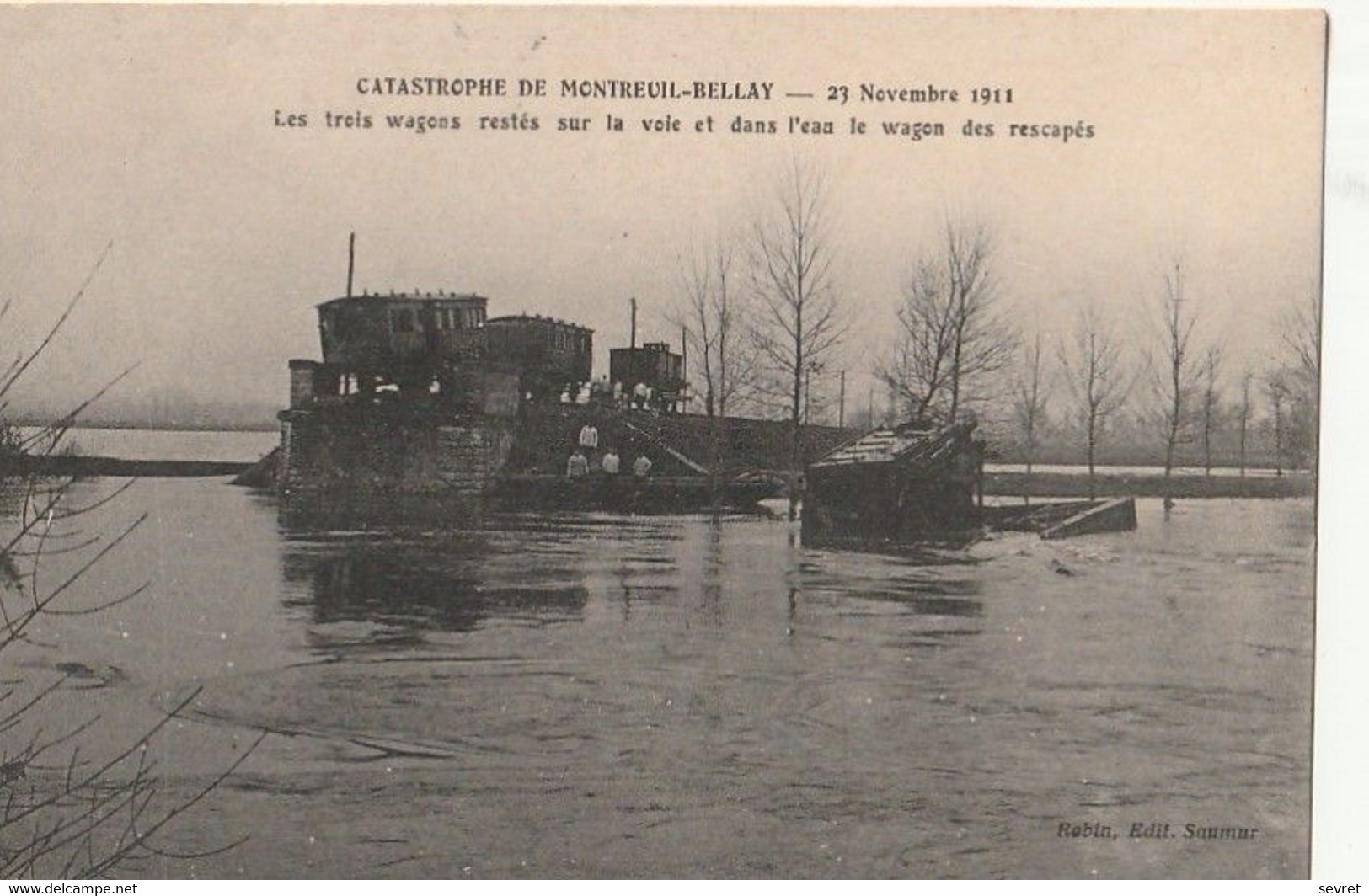 MONTREUIL -BELLAY. - CATASTROPHE  23 Novembre 1911. Les Trois Wagons Restés Sur La Voie Et Dans L'eau Le Wagon Des Resc - Montreuil Bellay