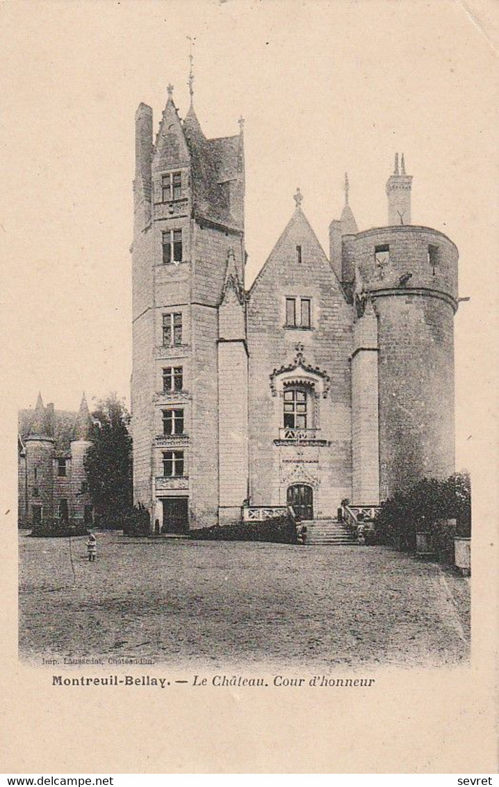 MONTREUI BELLAY. - Le Château, Cour D'Honneur. Carte Précurseur - Montreuil Bellay