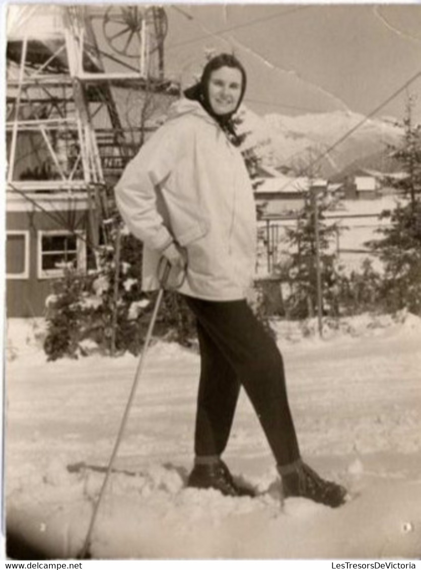 Photographie D'une Jeune Femme Aux Sports D'hiver - Neige - Lieu Non Identifié - Pliure Coin Droit De La Photo - 9x12cm - Sporten