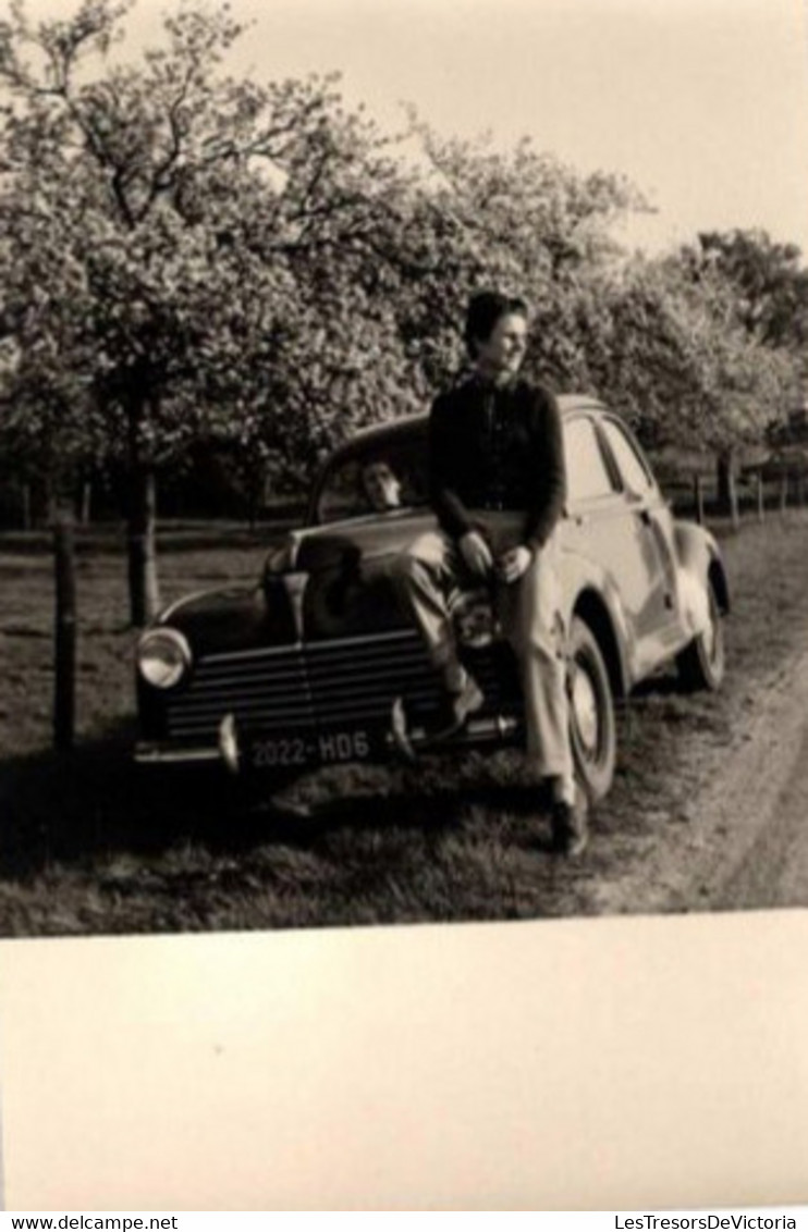 Photographie Voiture Non Identifiée Sous Les Arbres En Fleurs - Mai 1954 - Personne Assise Sur Le Capot - 9x13cm - Automobiles