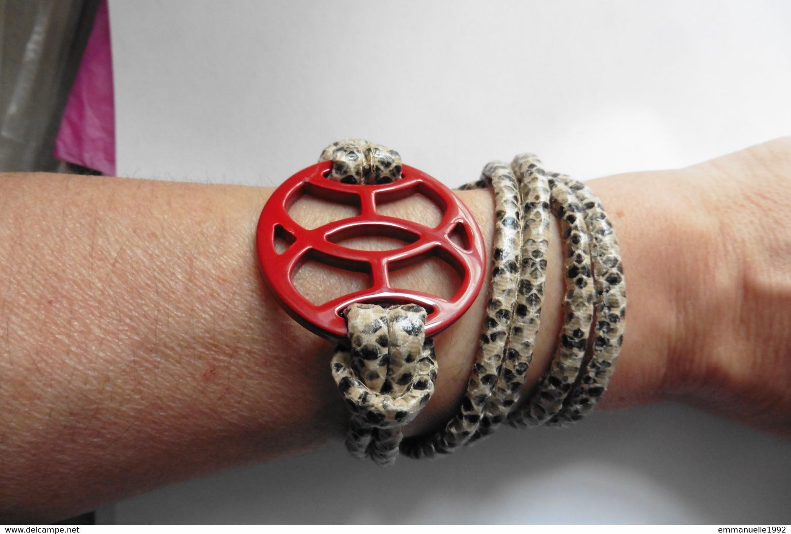 Bracelet / Collier De Créateur Cordon En Cuir De Serpent Beige Et Pièce En Laque Rouge Du Vietnam Fermoir Aimanté - Bracelets