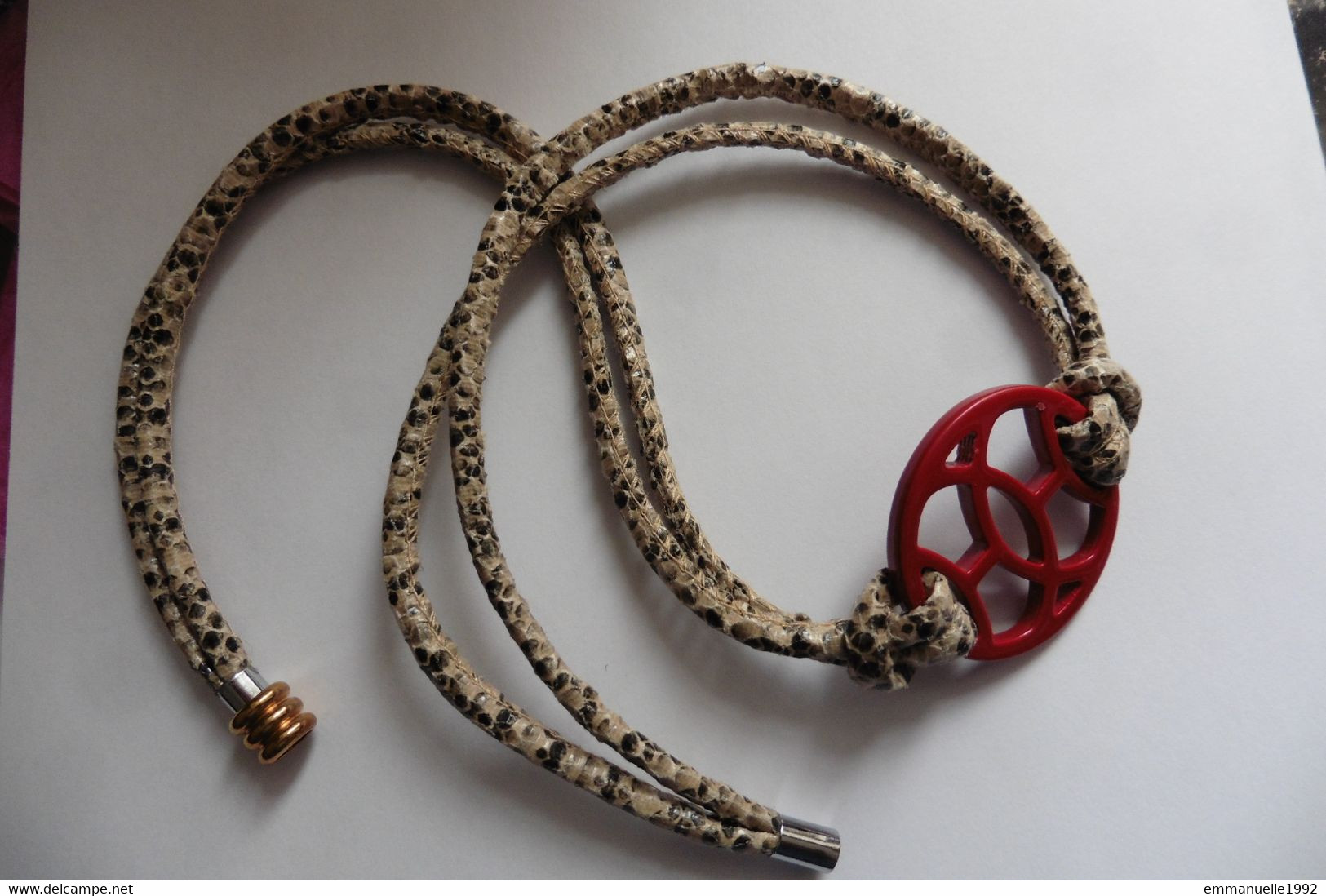 Bracelet / Collier de créateur cordon en cuir de serpent beige et pièce en laque rouge du Vietnam fermoir aimanté