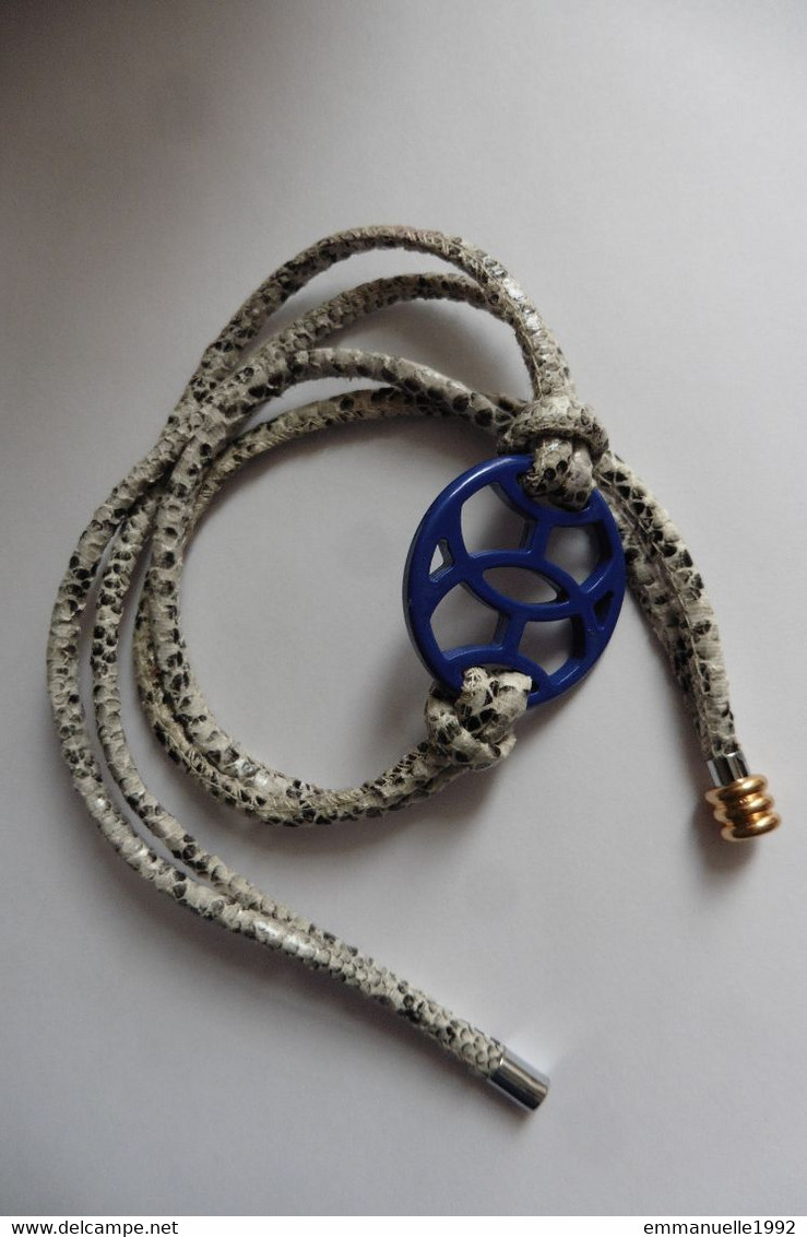 Bracelet / Collier De Créateur Cordon En Cuir De Serpent écru Et Pièce En Laque Bleue Du Vietnam Fermoir Aimanté - Armbänder