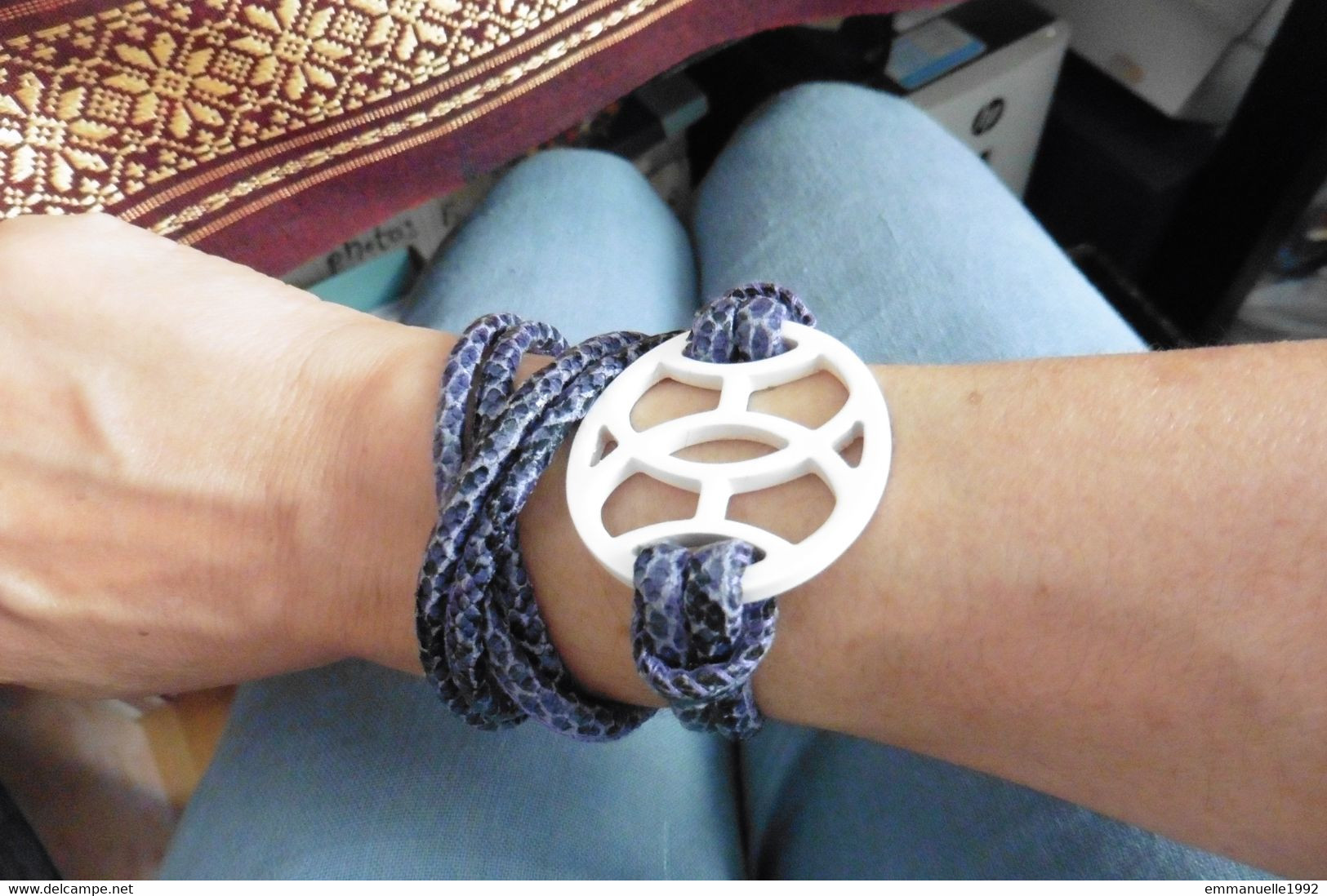 Bracelet / Collier De Créateur Cordon En Cuir De Serpent Bleu Et Pièce En Laque Blanche Du Vietnam Fermoir Aimanté - Bracelets