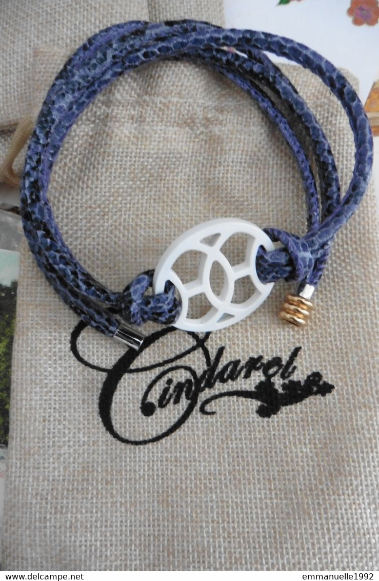 Bracelet / Collier De Créateur Cordon En Cuir De Serpent Bleu Et Pièce En Laque Blanche Du Vietnam Fermoir Aimanté - Pulseras