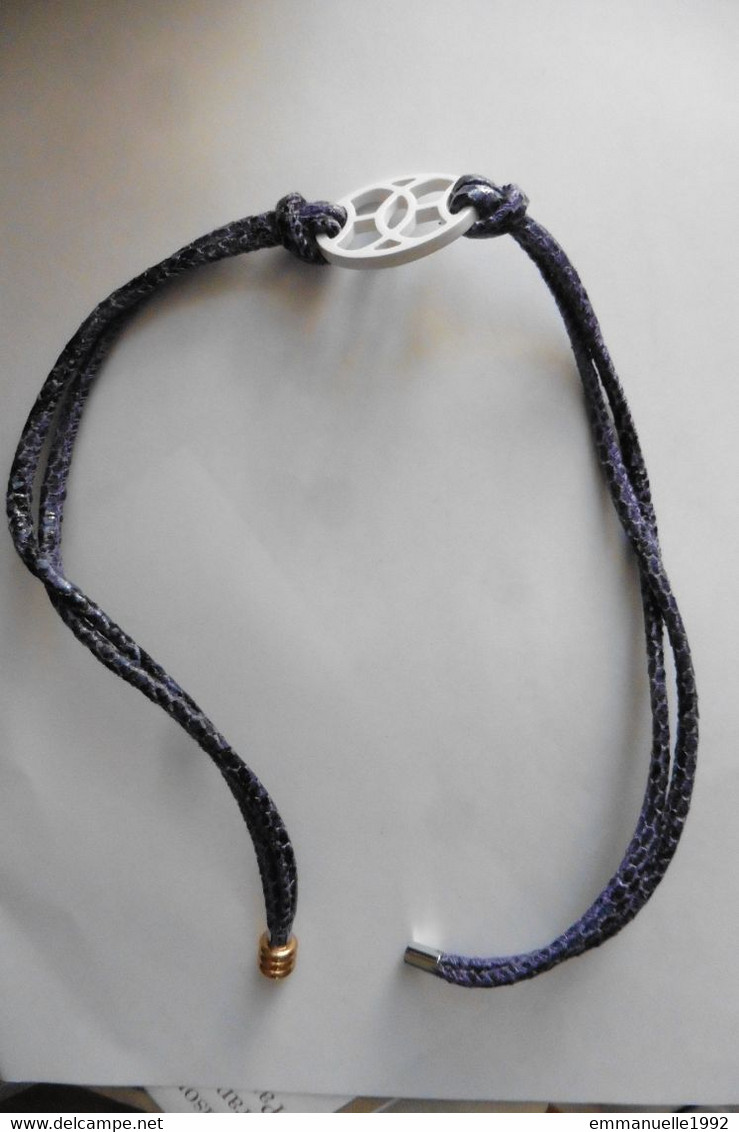 Bracelet / Collier de créateur cordon en cuir de serpent bleu et pièce en laque blanche du Vietnam fermoir aimanté