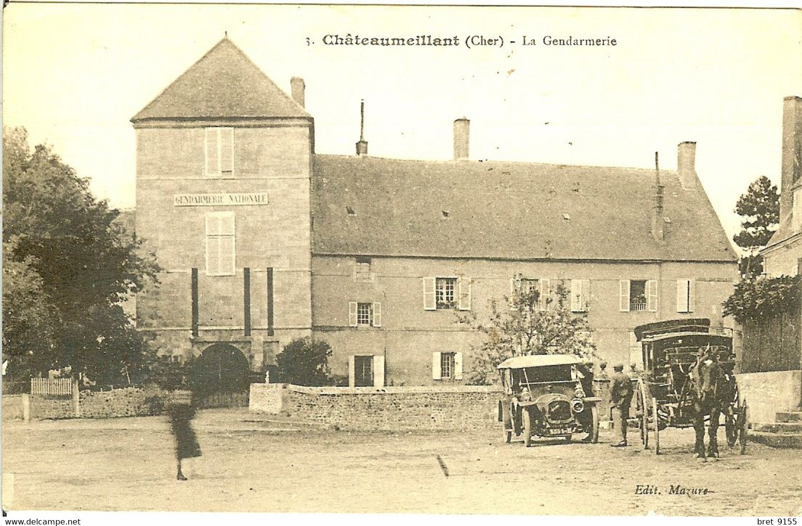 18 CHATEAUMEILLANT LA GENDARMERIE 2 TAXIS ATTENDENT DEVANT L ENTREE - Châteaumeillant