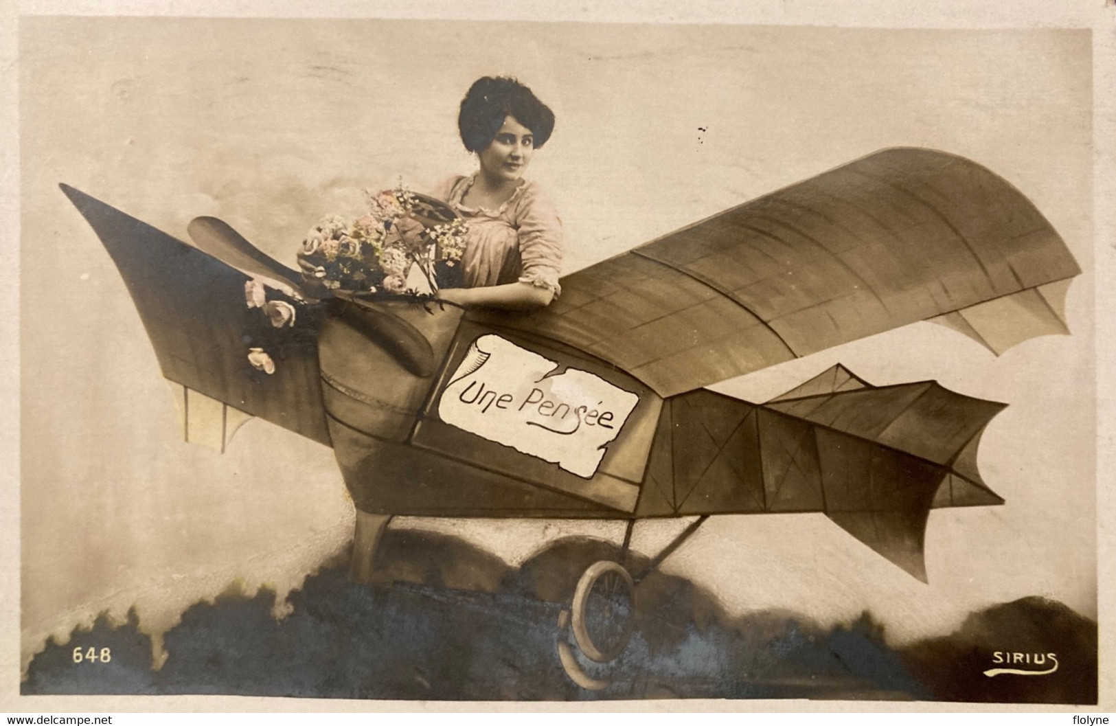 Surréalisme - Carte Photo - Une Pensée - Femme Dans Un Avion Avec Bouquet De Fleurs - Fotografía