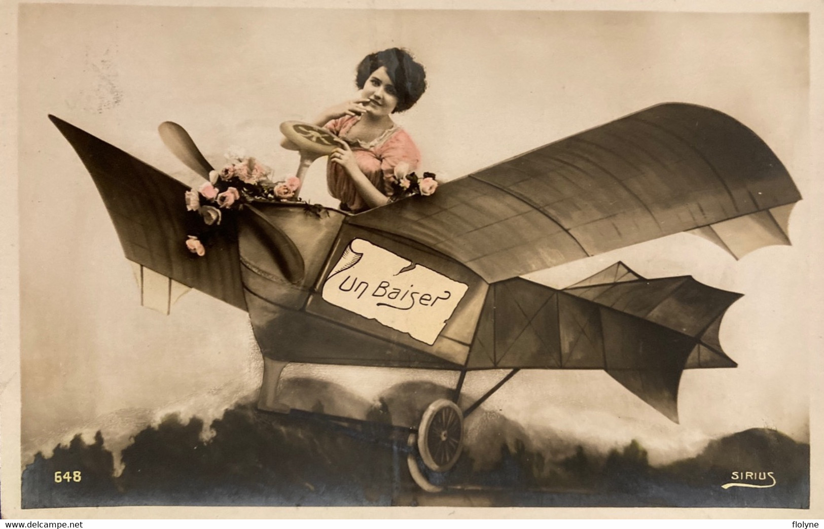 Surréalisme - Carte Photo - Un Baiser - Femme Dans Un Avion Avec Bouquet De Fleurs - Photographs