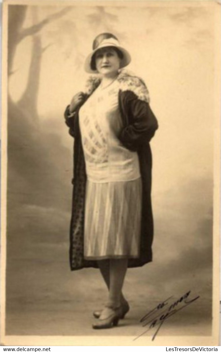 Lot De 2 Photographies - Femme Avec Chapeau Et Manteau Avec Col En Fourrure - Talons - 9x14cm - Anonymous Persons