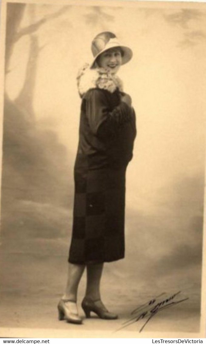 Lot De 2 Photographies - Femme Avec Chapeau Et Manteau Avec Col En Fourrure - Talons - 9x14cm - Personas Anónimos