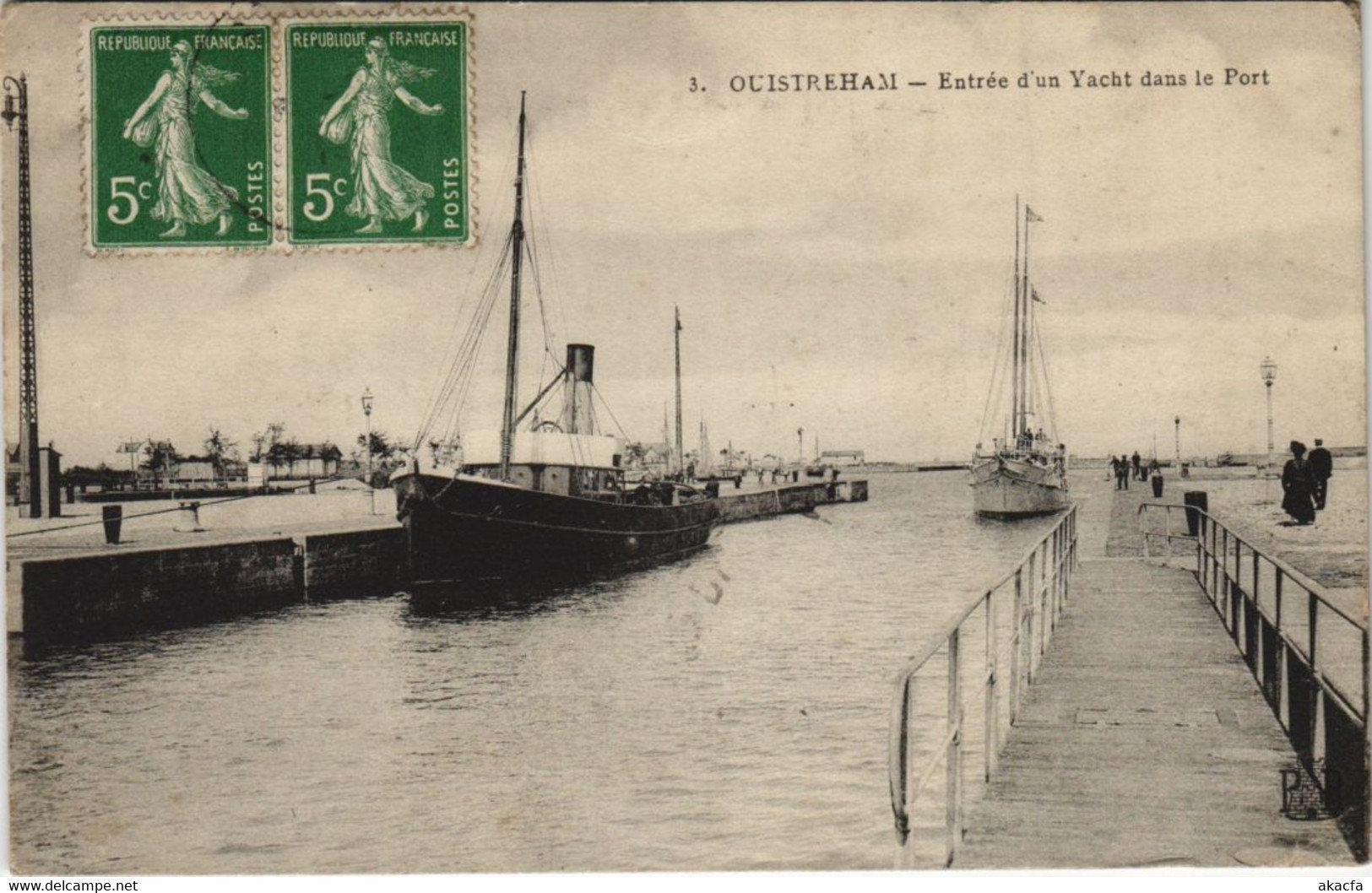 CPA OUISTREHAM Entree D'un Yacht Dans Le Port (1228630) - Ouistreham