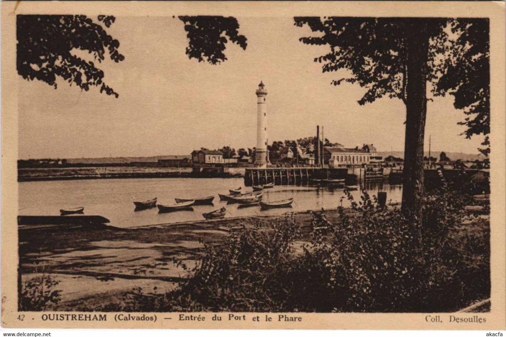 CPA OUISTREHAM Entree Du Port Et Le Phare (1228922) - Ouistreham