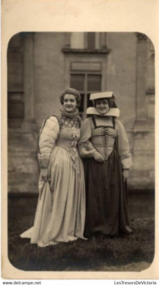 Photographie De Deux Jeunes Femmes Déguisées - Costume Médiéval - 9x15cm - Anonymous Persons