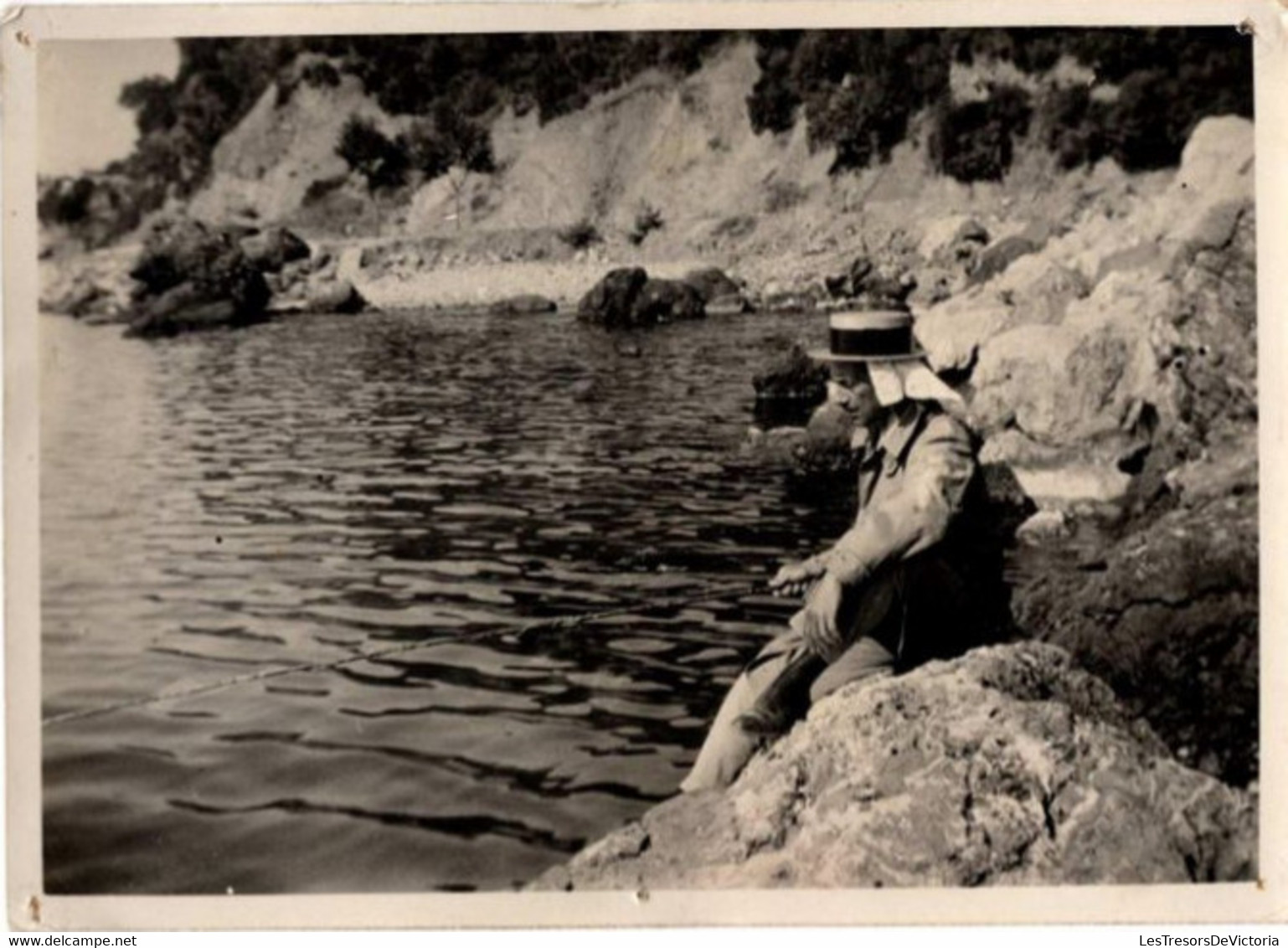 Photographie D'un Homme Avec Chapeau Canotier Et Tenue Civile A La Peche  - Crique - 18x13cm - Canne à Peche - Deportes