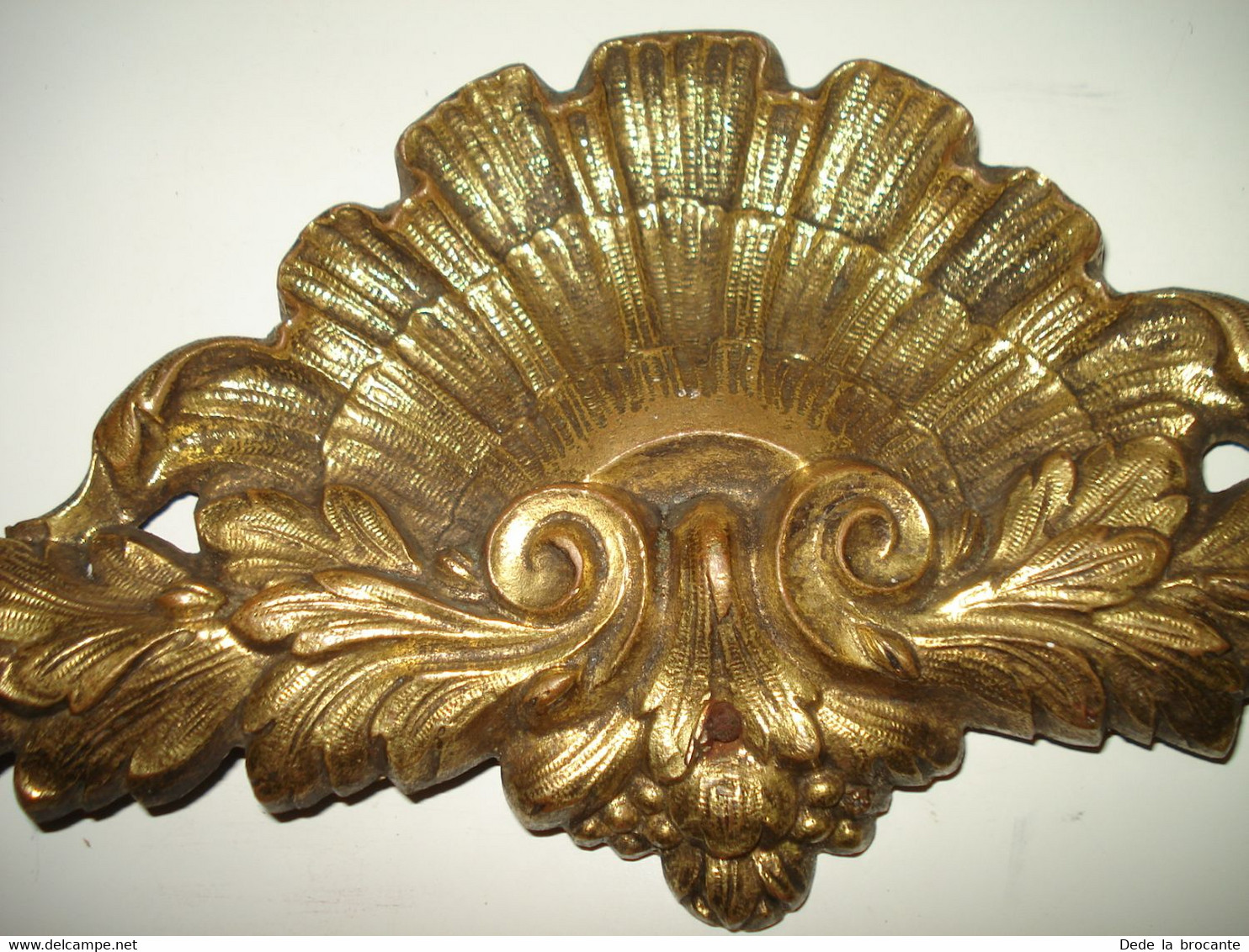 O1 / Fronton De Meuble En Bronze Doré Louis XIV Gravé JS 1695  Décor Lauriers Finement Ciselé - Altri & Non Classificati