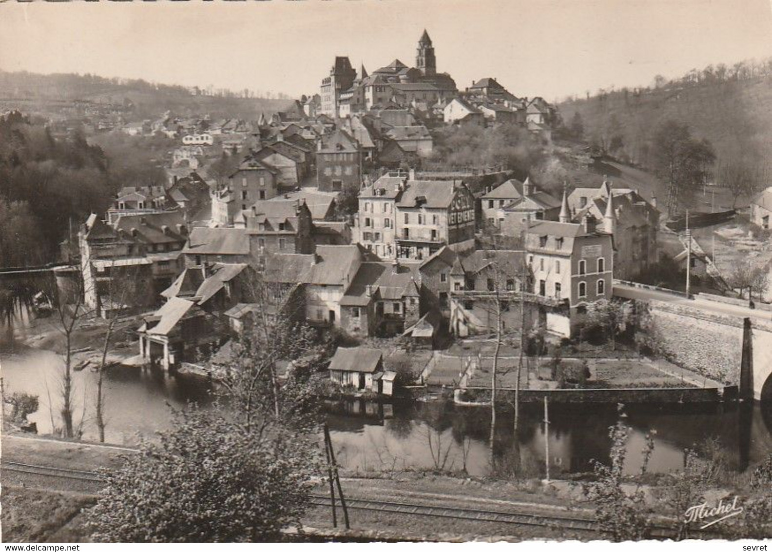 UZERCHE  - Vue Générale . Boucle De La Vezère .  CPM Dentelée - Uzerche