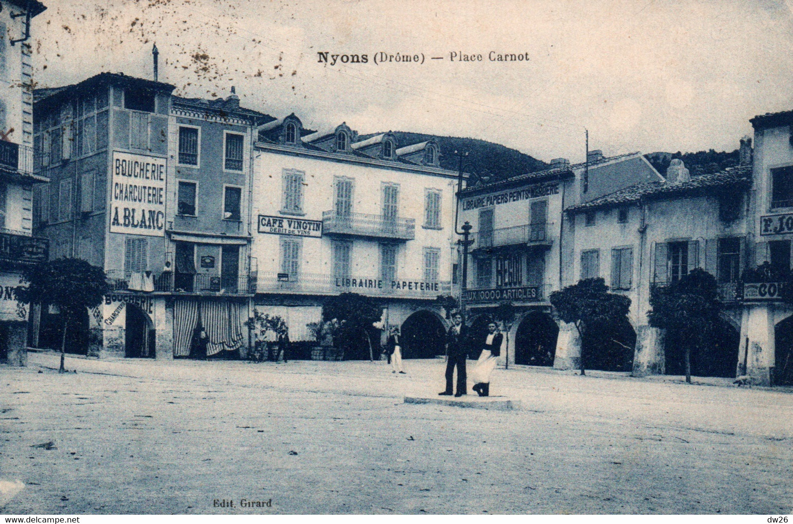 Nyons (Drôme) La Place Carnot, Les Arcades, Commerces - Photo Thiriat - Edition Girard - Carte De 1928 - Nyons