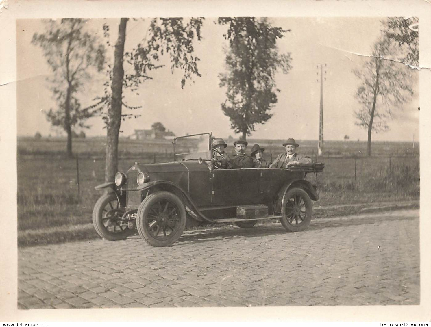 Photo D'une Voiture Ancienne Peugeot Des Années 20 Sur Route Pavée - 4 Personnes à Bord - Petite Déchirure Sur Le Coté - Automobile